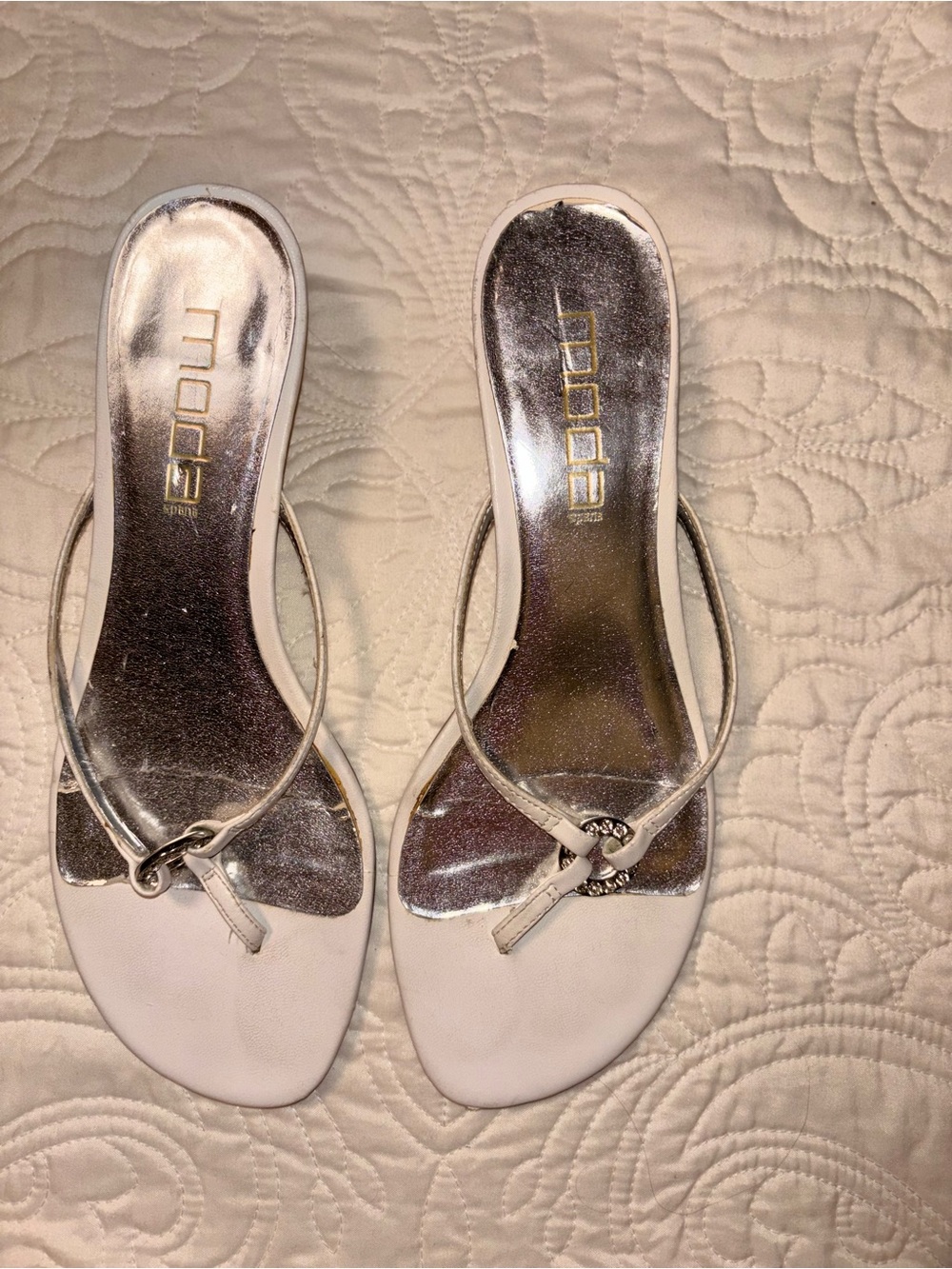 Y2K Moda Spana White Kitten Heel With Rhinestone Detail